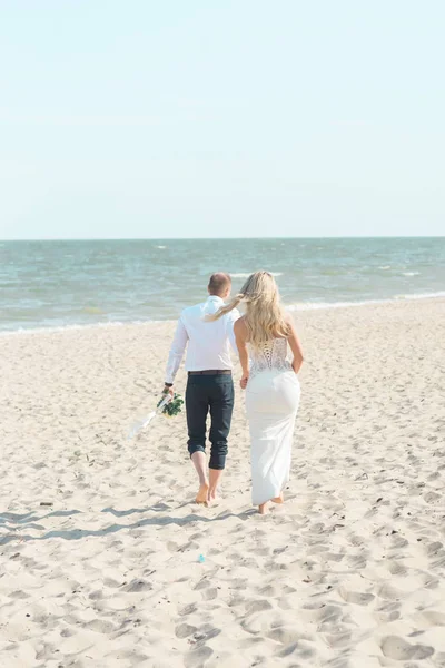 신랑과 신부는 해변에서 — 스톡 사진