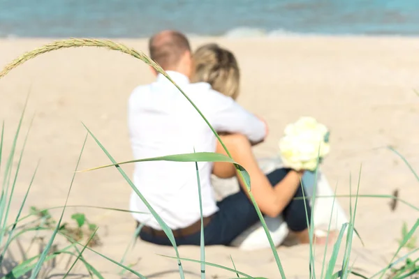 Sposa Blured Sposo Tramonto Una Bellissima Spiaggia Tramonto Coppia Romantica — Foto Stock