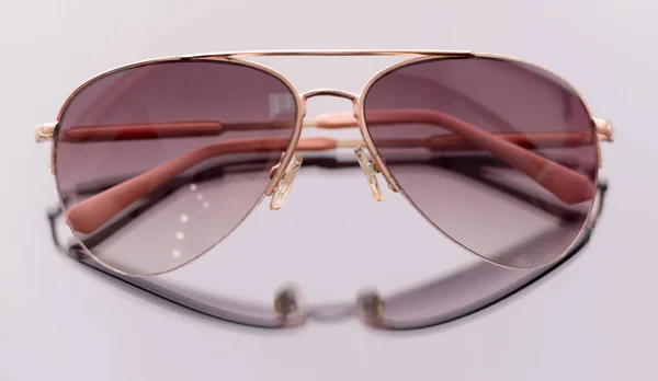 Moderne Trendy Zonnebril Geïsoleerd Een Witte Achtergrond Bril — Stockfoto
