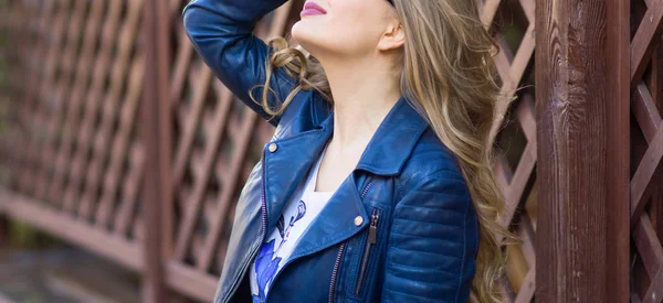 Portrait Fille Heureuse Avec Longs Cheveux Ondulés Modèle Aux Cheveux — Photo