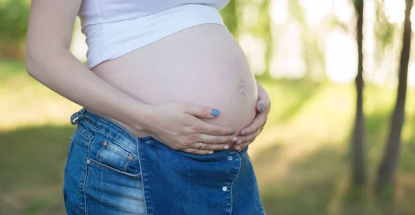 緑のリンゴ園でポーズをとって 妊娠中の女性 — ストック写真