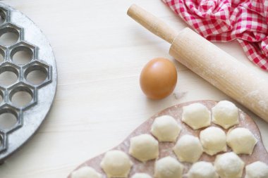 yumurta, bir kafes ve gıda Beyaz ahşap zemin üzerinde bir beze