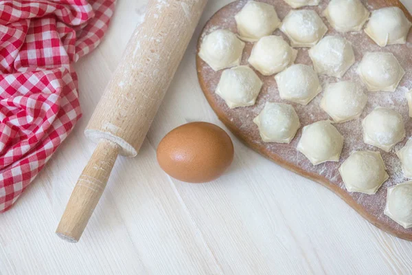 yumurta, bir kafes ve gıda Beyaz ahşap zemin üzerinde bir beze