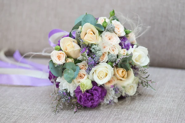 Schöner Strauß Von Cremefarbenen Rosen Lila Blumen — Stockfoto