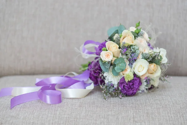 Bellissimo Bouquet Rose Crema Fiori Viola — Foto Stock