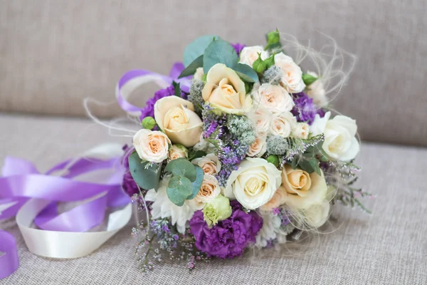 Beau Bouquet Roses Crème Fleurs Violettes — Photo