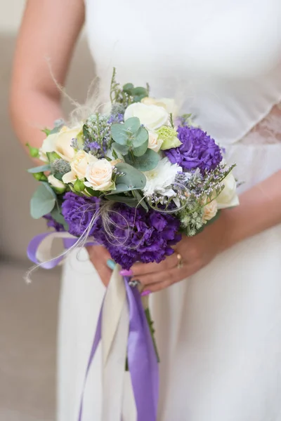 Bellissimo Bouquet Nelle Mani Una Giovane Ragazza — Foto Stock