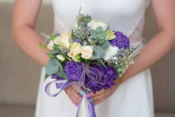 Bellissimo Bouquet Nelle Mani Una Giovane Ragazza — Foto Stock