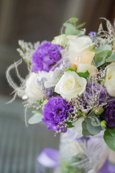 Bellissimo Bouquet Rose Crema Fiori Viola — Foto Stock