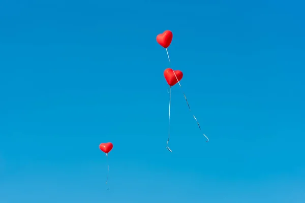 Coeur Rouge Ballons Dans Ciel Bleu — Photo