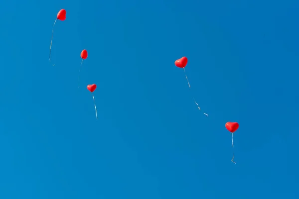 Coeur Rouge Ballons Dans Ciel Bleu — Photo