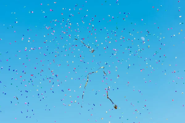Confetti Achtergrond Geïsoleerd Vallende Confetti Verjaardag Feestdecoratie — Stockfoto