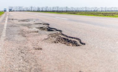 Büyük derin çukur yerel Konsey onarım bütçelerinin azaltılması nedeniyle kötü yol bakım örneği