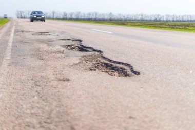 Büyük derin çukur yerel Konsey onarım bütçelerinin azaltılması nedeniyle kötü yol bakım örneği