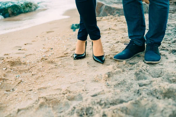 Hermosa Joven Pareja Tiernamente Playa — Foto de Stock