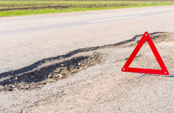 Büyük derin çukur yerel Konsey onarım bütçelerinin azaltılması nedeniyle kötü yol bakım örneği