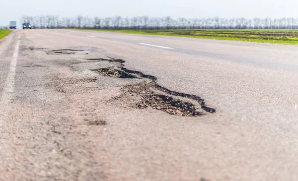 Büyük derin çukur yerel Konsey onarım bütçelerinin azaltılması nedeniyle kötü yol bakım örneği