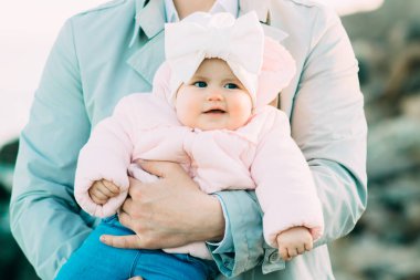 Baba ile kızı kumsalda oynarken. Babası kızını sarılma.