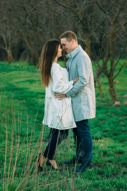 Birbirlerine aşık çiftler gün batımında duygularını paylaşıyorlar.