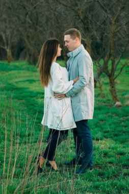 Birbirlerine aşık çiftler gün batımında duygularını paylaşıyorlar.