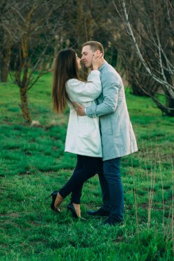 Birbirlerine aşık çiftler gün batımında duygularını paylaşıyorlar.