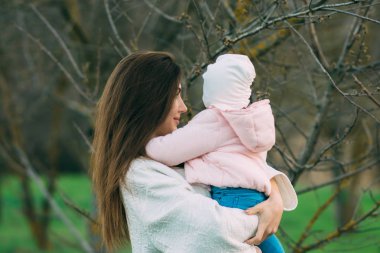 Anne ile kızı kumsalda oynarken. Anne kızını sarılma.