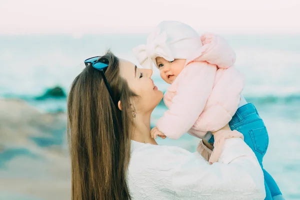 Mãe Com Filha Brincar Praia Mãe Abraçando Sua Filha — Fotografia de Stock