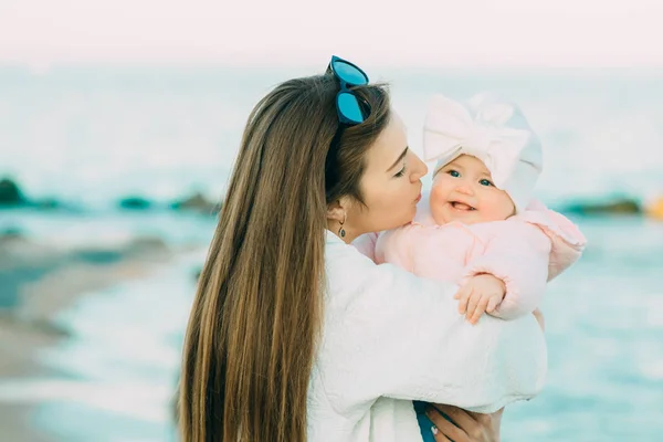 Madre Con Sua Figlia Che Gioca Sulla Spiaggia Madre Abbracciare — Foto Stock