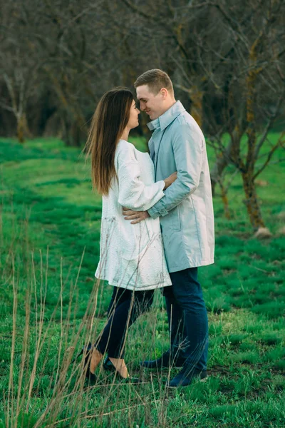 Birbirlerine aşık çiftler gün batımında duygularını paylaşıyorlar.