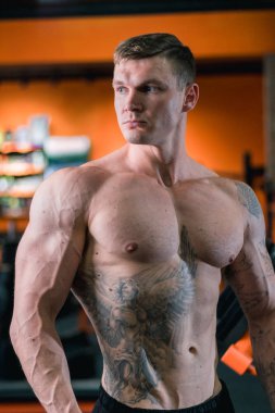 arka plan spor salonu, sağlıklı beslenme ve yaşam tarzı, spor, fitness, aşk kavramını atlet