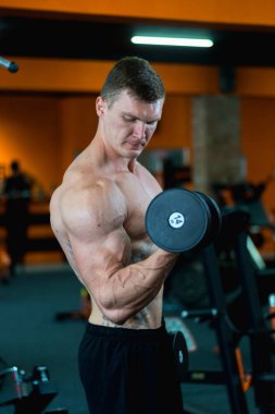 Sporcu kasları pompalar, sağlıklı beslenme ve yaşam tarzı konsepti, spor aşkı, fitness.