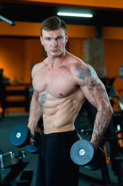 Sporcu kasları pompalar, sağlıklı beslenme ve yaşam tarzı konsepti, spor aşkı, fitness.