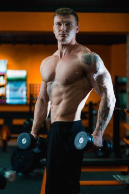 Sporcu kasları pompalar, sağlıklı beslenme ve yaşam tarzı konsepti, spor aşkı, fitness.