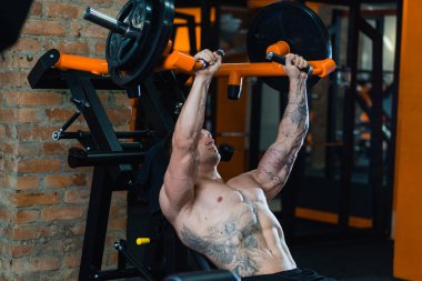 Sporcu kasları pompalar, sağlıklı beslenme ve yaşam tarzı konsepti, spor aşkı, fitness.