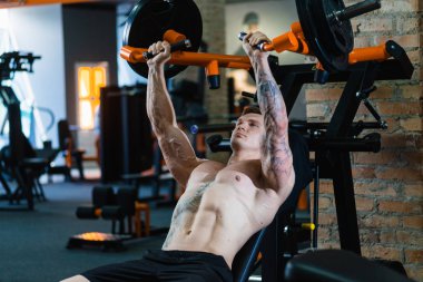 Sporcu kasları pompalar, sağlıklı beslenme ve yaşam tarzı konsepti, spor aşkı, fitness.