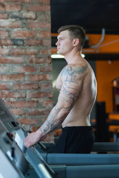 Sportler Pumpt Muskeln Das Konzept Der Gesunden Ernährung Und Lebensweise — Stockfoto