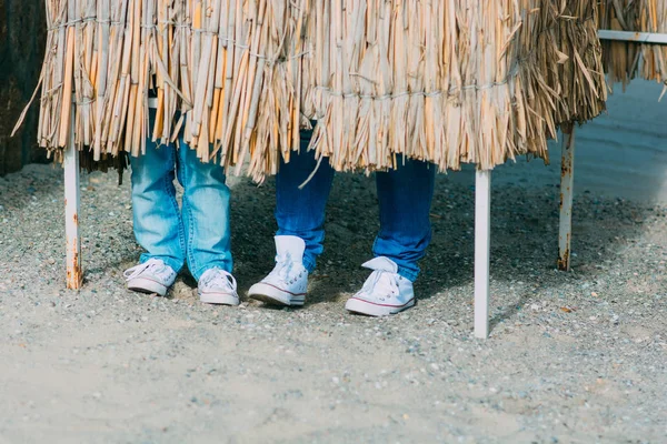Голубые Джинсы Белая Обувь Взрослый Детский Пляж — стоковое фото