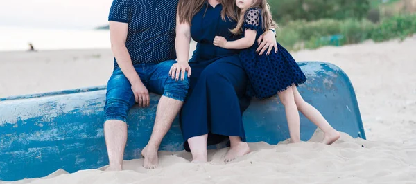 Famiglia Felice Seduta Una Barca Capovolta Sulla Spiaggia — Foto Stock