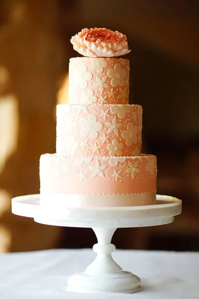 Pastel Boda Decorado Con Flores Blancas Fondo Del Restaurante —  Fotos de Stock