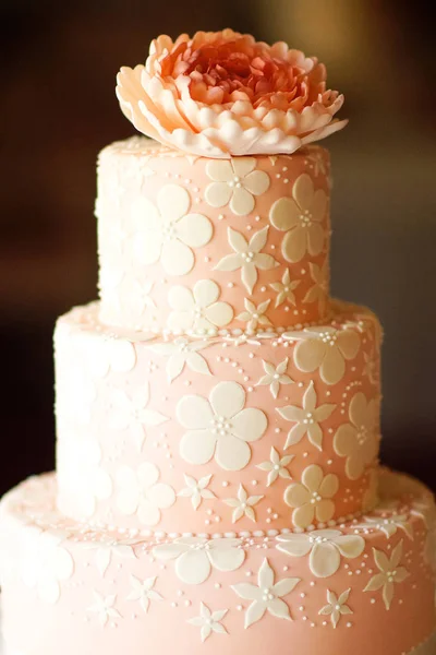 Torta Nuziale Decorata Con Fiori Bianchi Sullo Sfondo Del Ristorante — Foto Stock