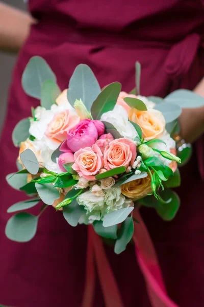 Bouquet Nuziale Mani Della Donna Paziente — Foto Stock