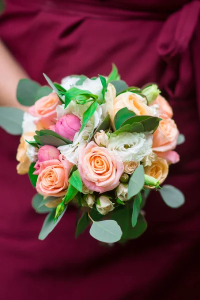 Bouquet Nuziale Mani Della Donna Paziente — Foto Stock