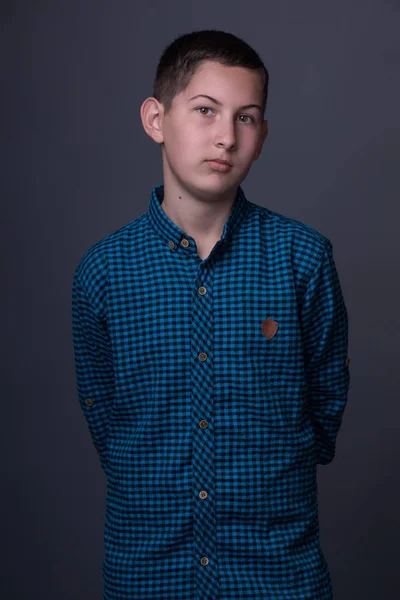 Retrato Una Hermosa Adolescente Con Una Camisa Azul Sobre Fondo —  Fotos de Stock