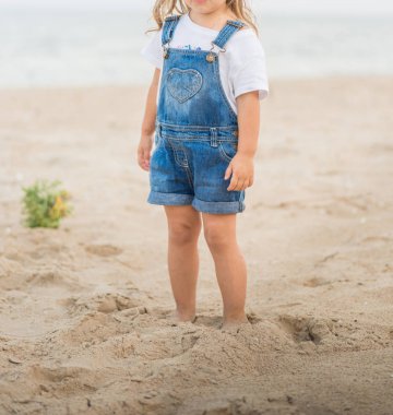 Kız denizde sahilde yürüyor. yaz