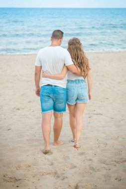 Güzel genç bir çift harcama bir gün kapalı plaj, yaz