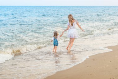 Kumsalda mutlu bir anne ve kız