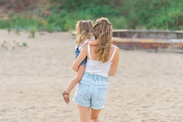 Famiglia Felice Spiaggia Madre Bambino Figlia Abbraccio Tramonto — Foto Stock