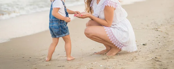 Felice Madre Figlia Sulla Spiaggia — Foto Stock