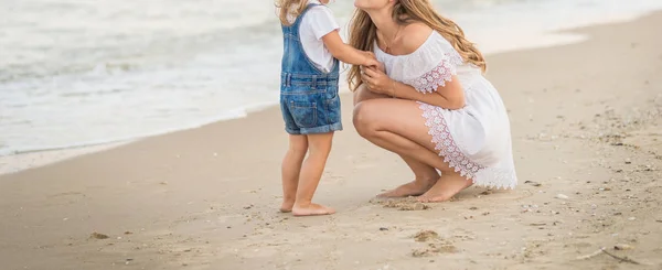 Glückliche Mutter Und Tochter Strand — Stockfoto