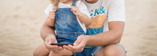 Happy Father His Little Daughter Beach — Stock Photo, Image